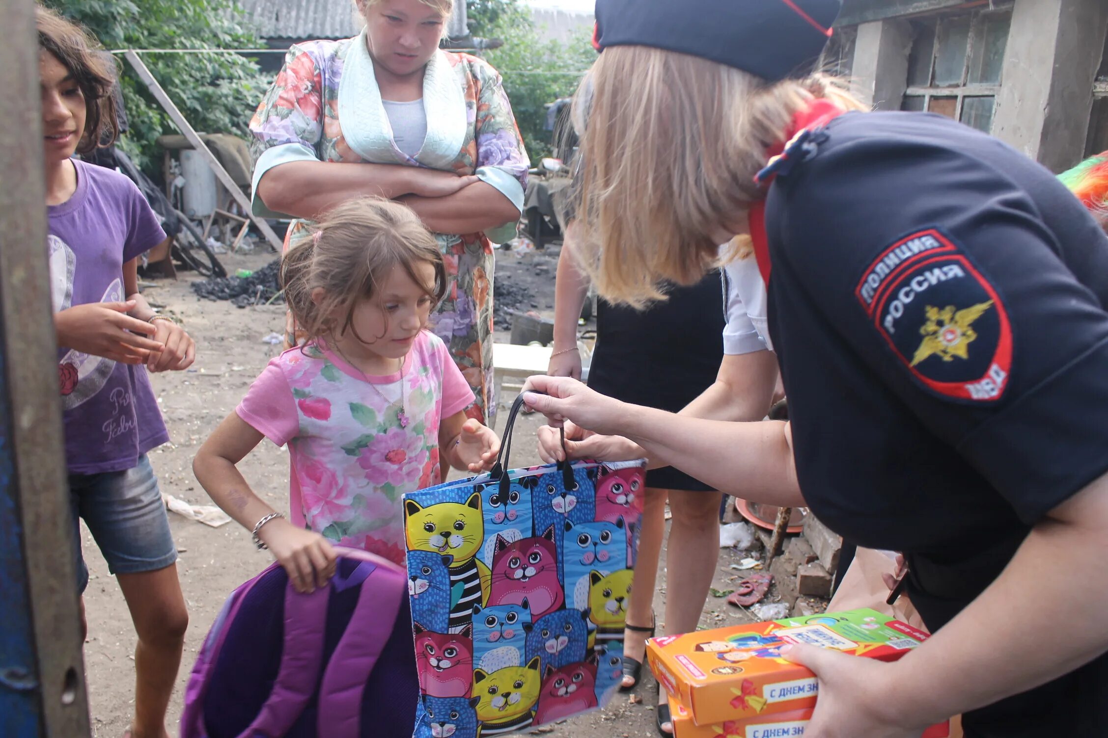 Подарок ребенку полиция. Дети школа помогает милиция. Благотворительные акции школьный рюкзак. Ребенок дарит подарок полицейскому. Полиция подарки