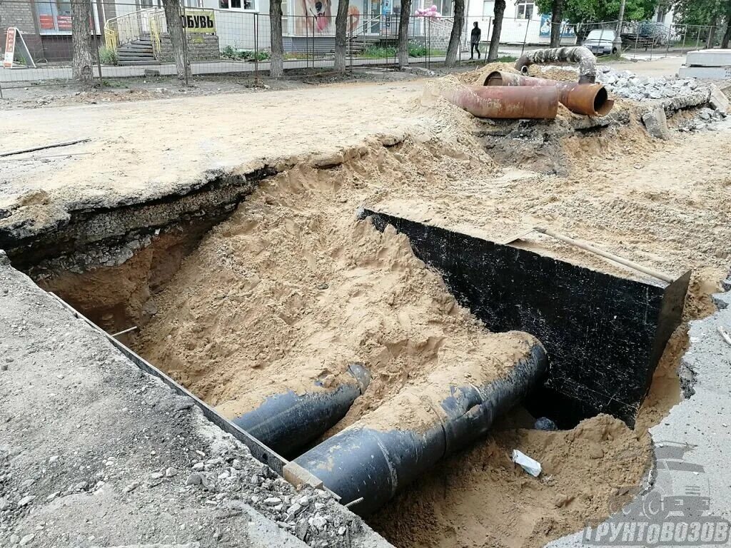 Засыпка песком. Засыпка трубопроводов песком. обратная засыпка песком трубопровода. обсыпка трубы песком. фракция песка для засыпки траншей с кабелем.