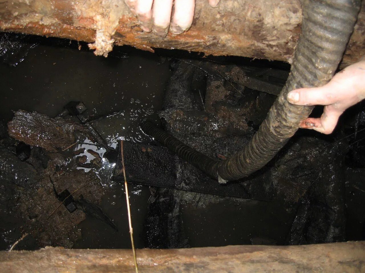 Немецкие блиндажи находки второй мировой. Раскопки немецких блиндажей колесо. Видео блиндаж раскопки. Блиндаж раскопки оружие. Раскопки немецких блиндажей в лен обл.