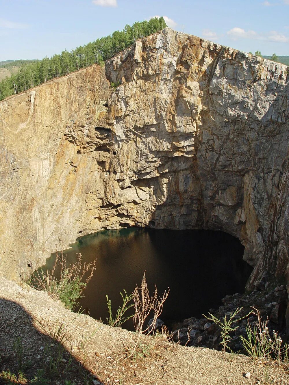 Оползень в карьере бингем-каньон. Провальные воронки кривой рог. Город березники пермский край уходит под землю. Березники пермский край карстовые провалы. Бингем-каньон карьер.