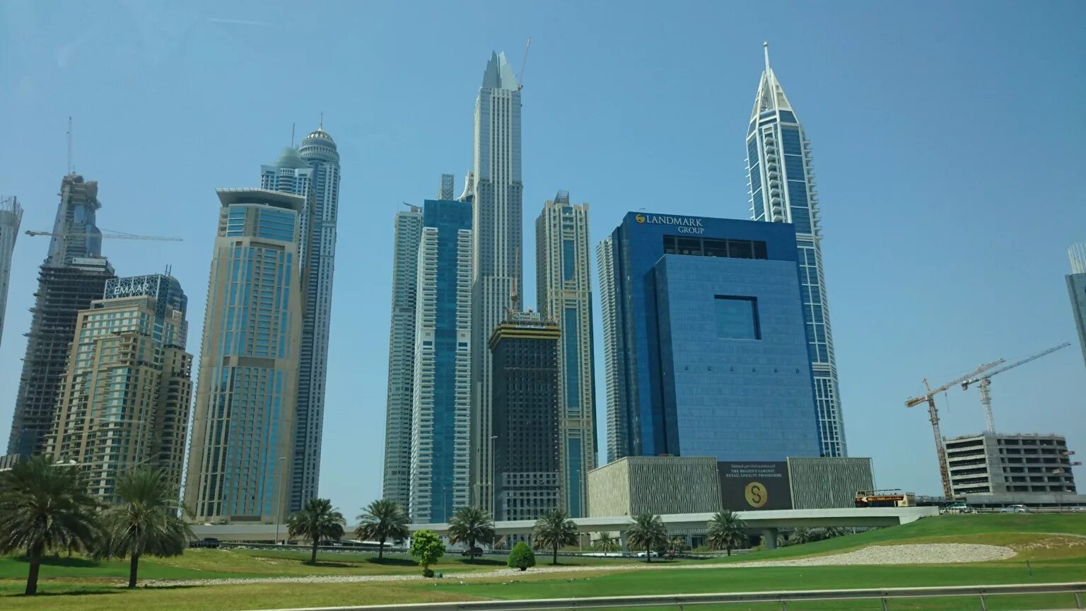 Дубайская компания. Marina 101. Здание Marina 101. Marina 101 Dubai. Дубай landmark Group.