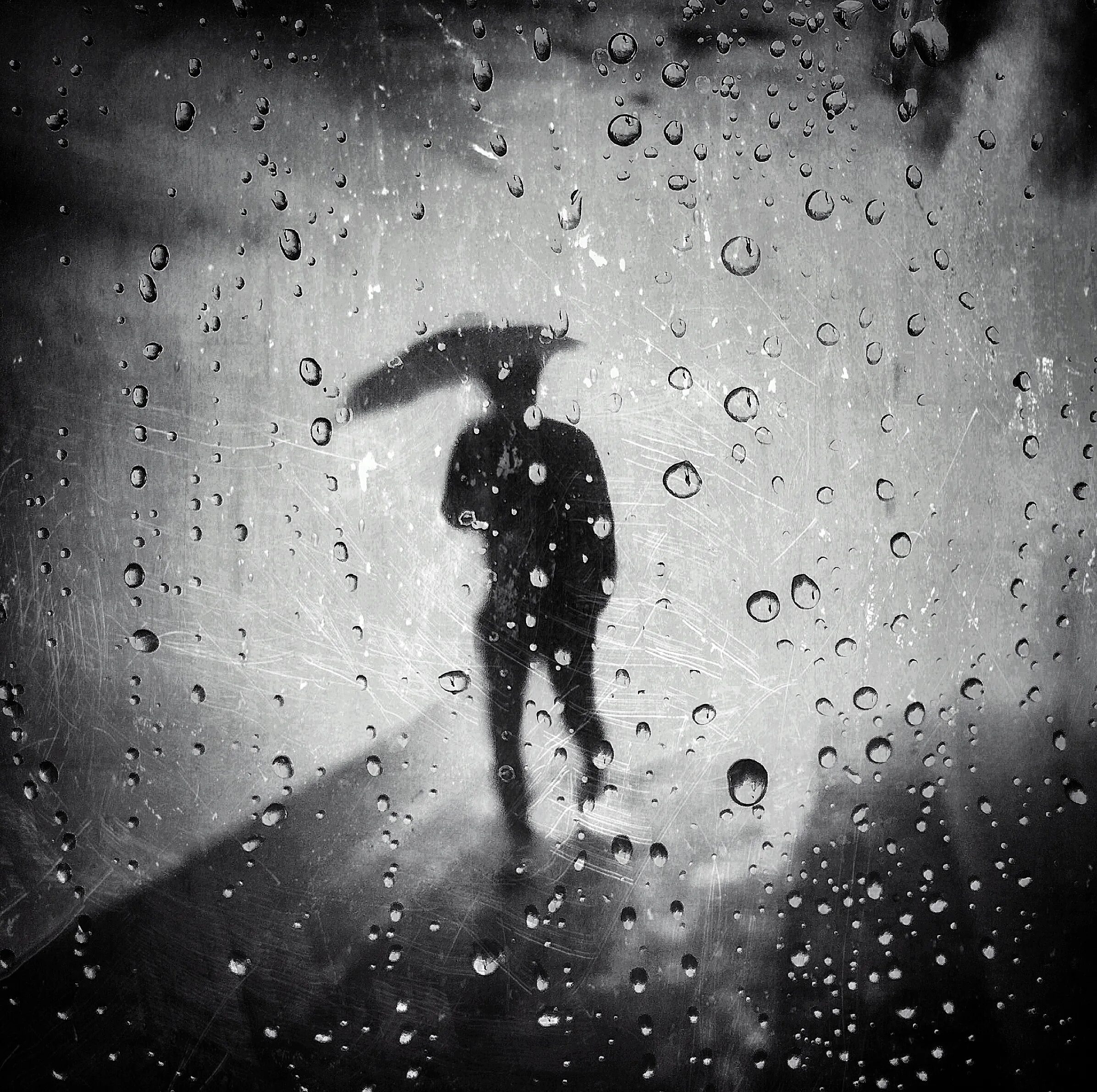 Черный дождь 1. Темный дождь. Тема дождь. Дождь черное белое. Черная аватарка дождь.