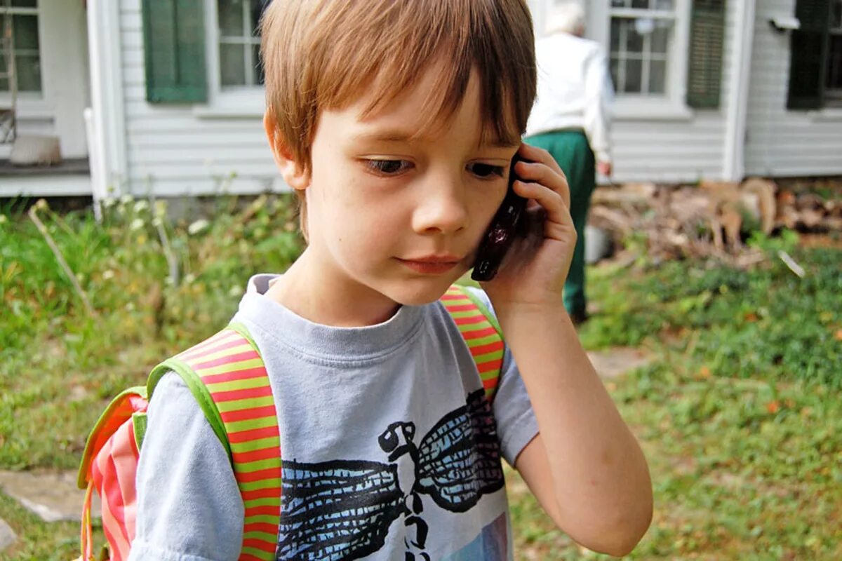 Скажи дол. Ребенок звонит. Ребенок с телефоном. Мальчик с мобильным телефоном. Ребенок с телефоном в руках.