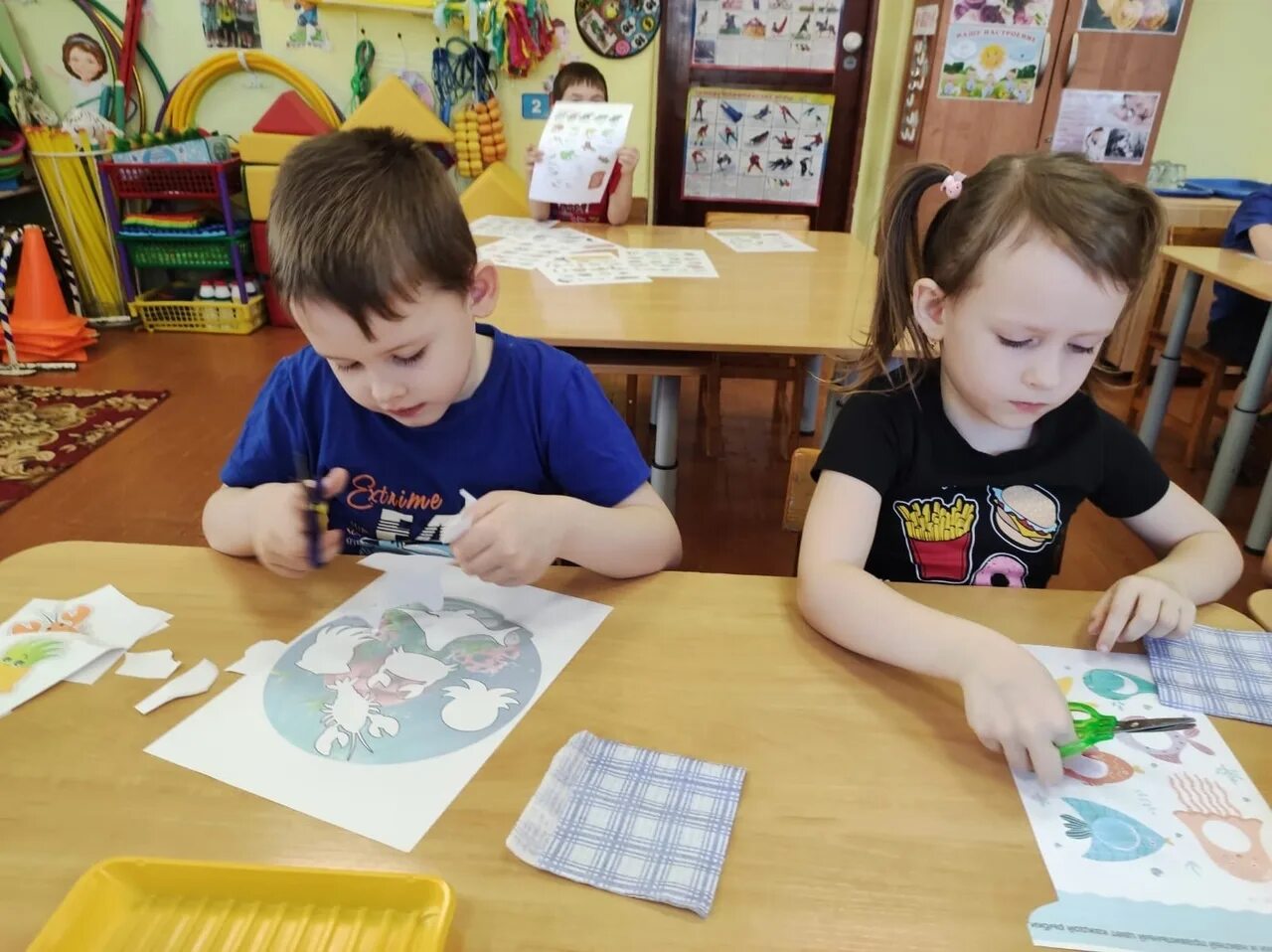 дети делают аппликацию в детском саду. ребята сделали аппликацию. ребята сделали аппликацию. дети делают аппликацию фото. дети выполняют аппликацию в детском саду.