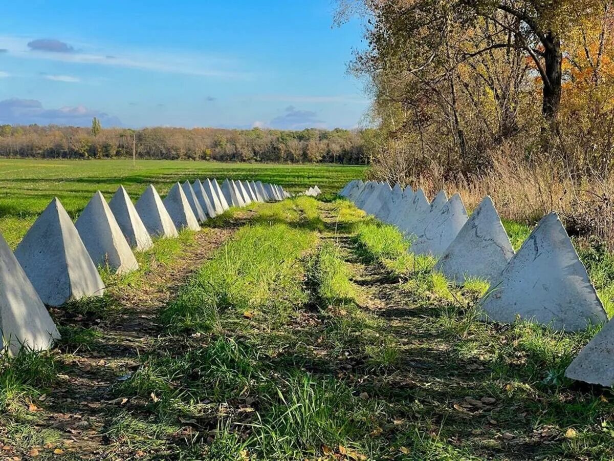 Противотанковые надолбы в Белгородской области. Зубы дракона противотанковые Белгород. Линия обороны в Белгородской области. Белгород противотанковые укрепления.