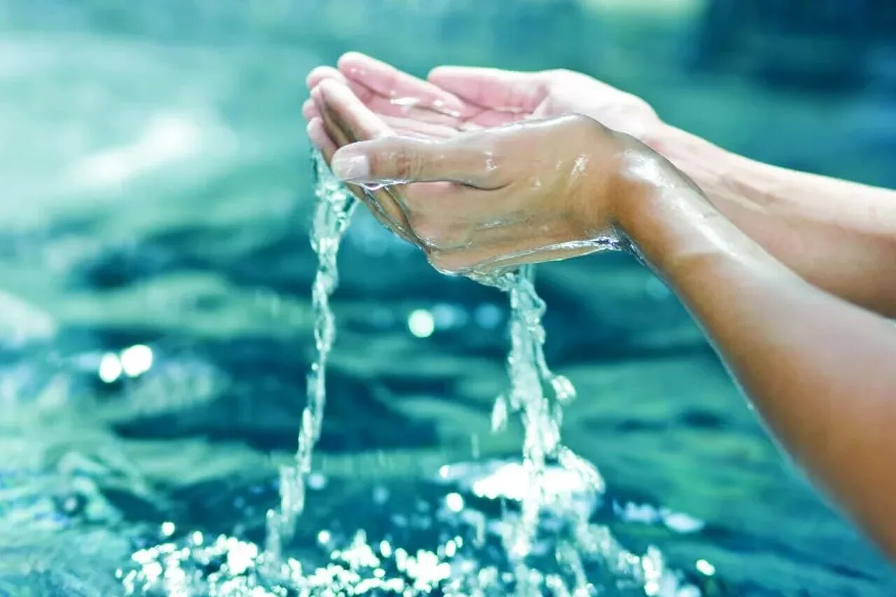 Закаливание водой. Умывание водой. Водное закаливание. Закаливание картинки. Холодная вода источник