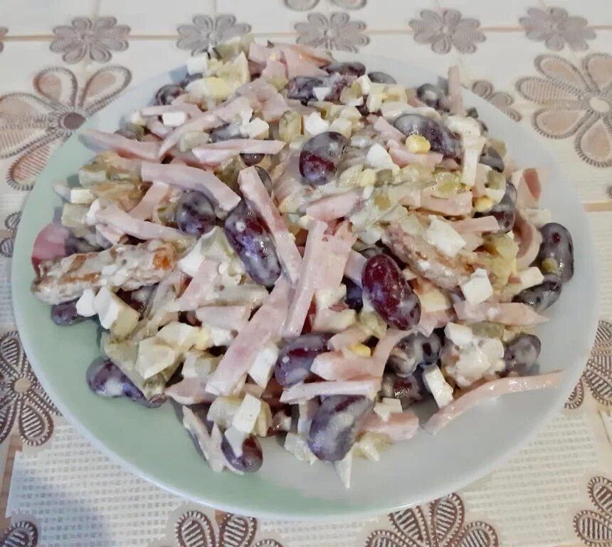 Салат фасоль сыр чеснок рецепт. Салат с фасолью и сухариками и ветчиной и помидорами. салат с ветчиной и фасолью и сухариками. салат с сухариками и фасолью и ветчиной и сыром. салат ветчина фасоль кукуруза сухарики.