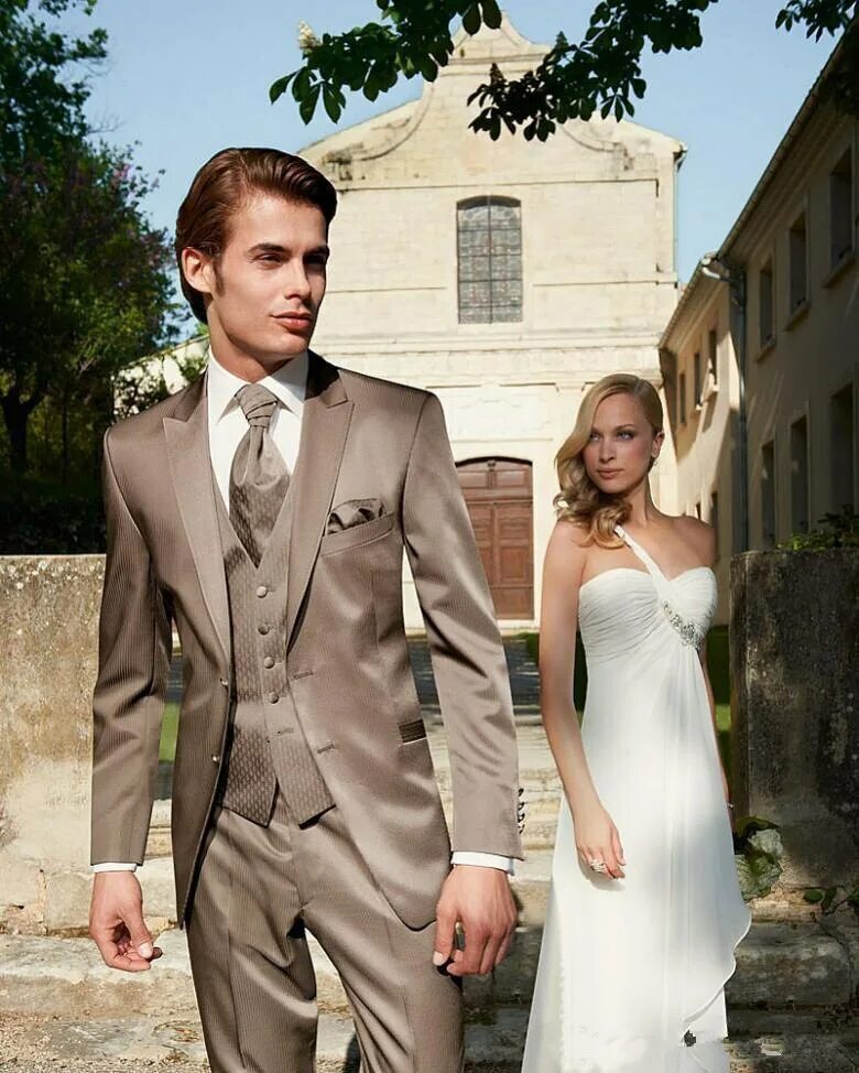 Свадебные образы жениха и невесты. Жених в бежевом костюме. Современный образ жениха. Свадебная одежда. Современные свадебные наряды.