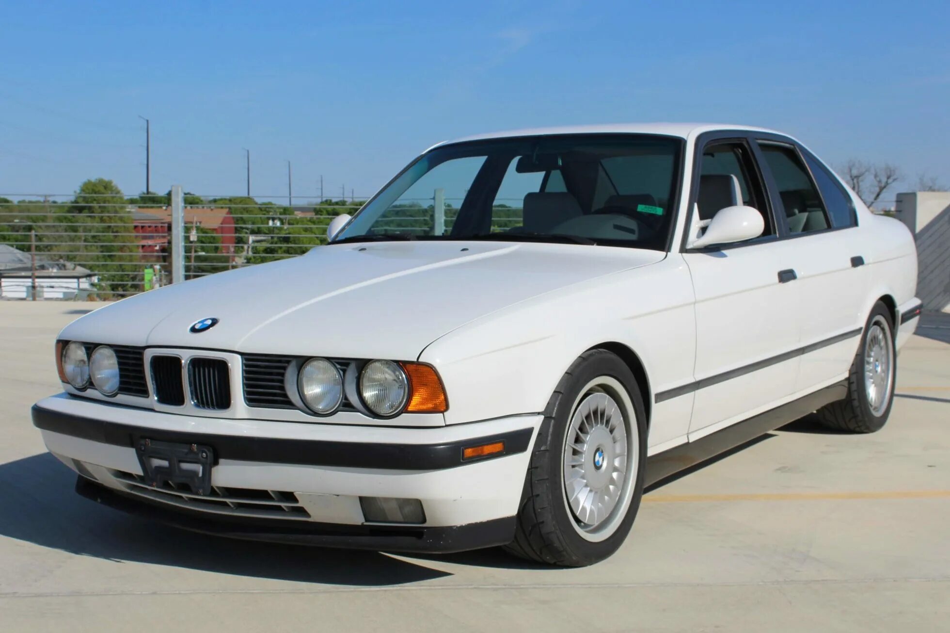 Е34 белая. BMW e34 белая. BMW e34 520 белая. BMW e34 525i. БМВ 34 белая.