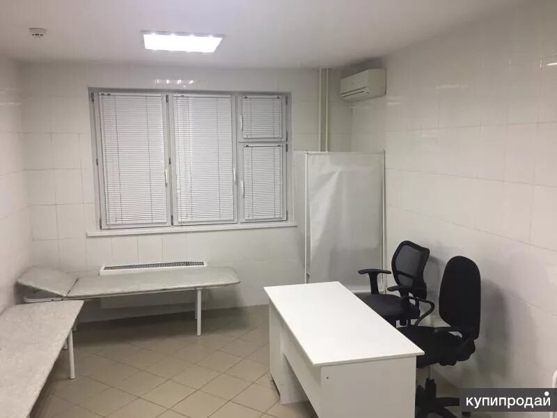 Рабочее место мастера перманентного макияжа. Flexplace бьюти коворкинг. Хорошевское шоссе 82 к 1. Место ожидания в кабинете маникюра. Аренда кабинета с мокрой точкой.