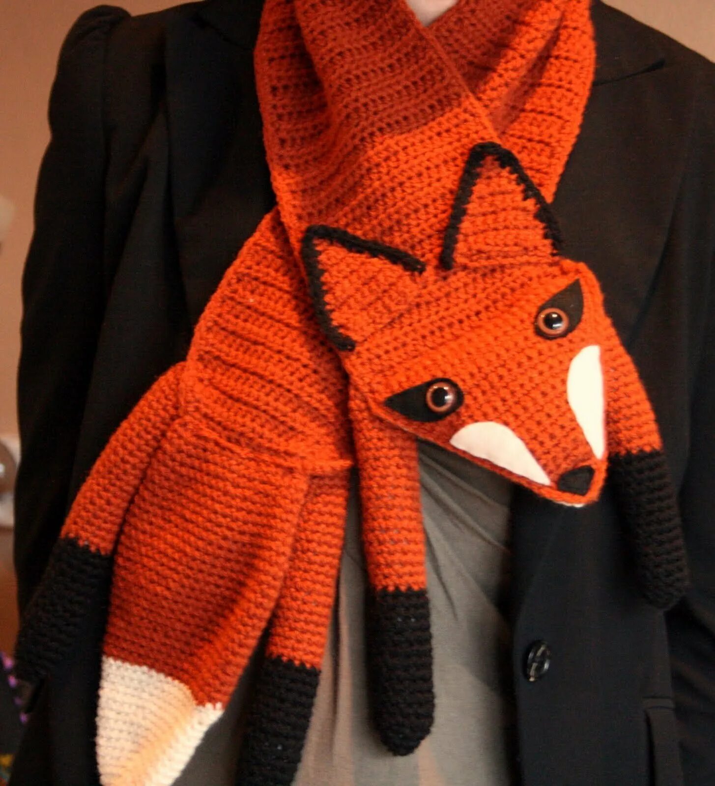 Шарф лиса спицами. Шарф лиса спицами. Шарф лисичка. Шарф вязаный лисичка. Лисичка в шарфике.