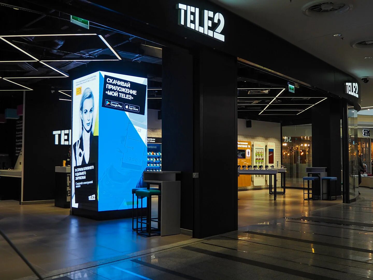 Салон tele2. Теле2 фото. Стойка теле2. Салоны теле2 в Москве. Салон теле 2 телефоны