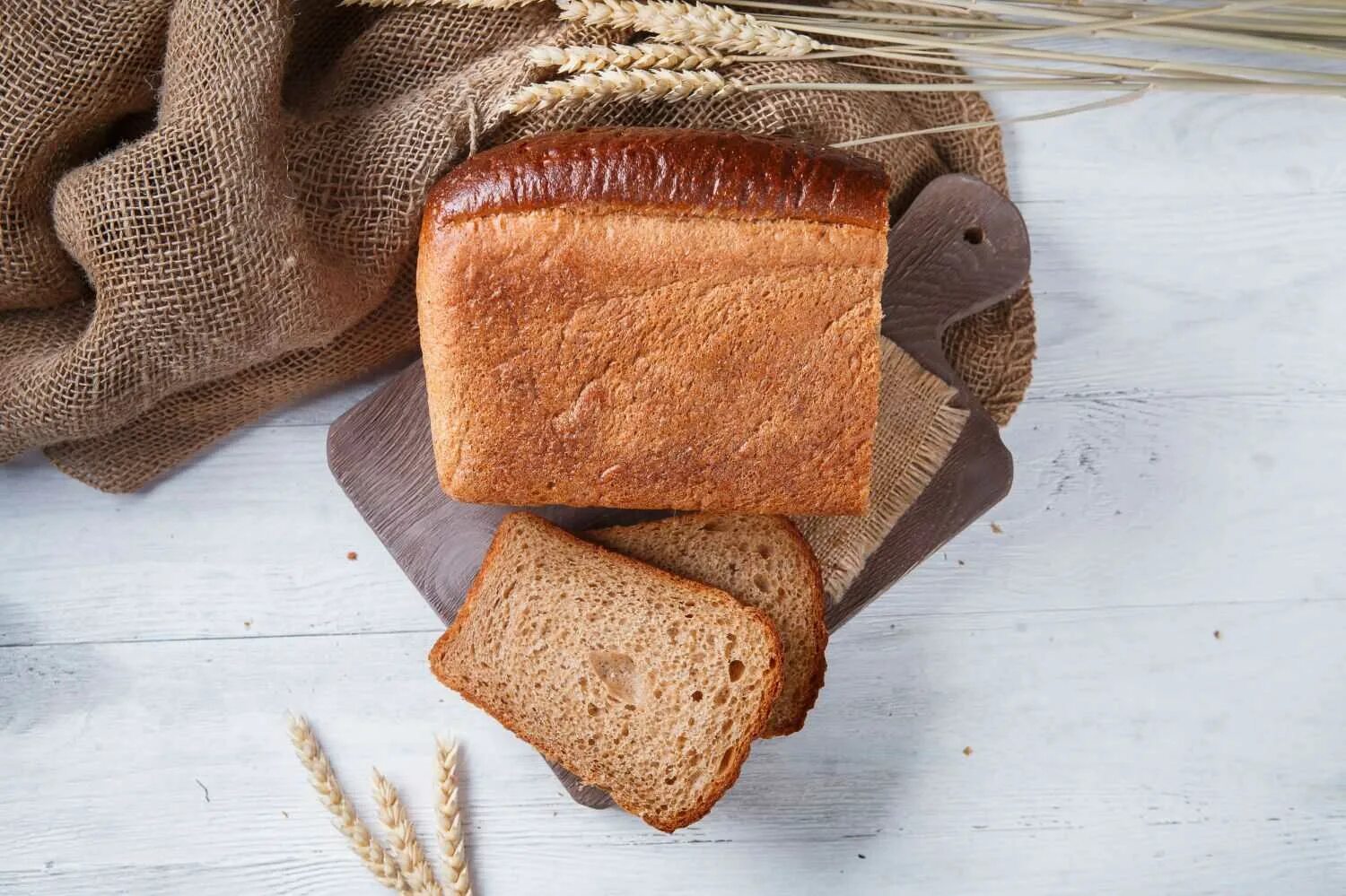 Хлеб деревенский Форнакс. Хлеб деревенский Инской. Ржаной хлеб. Хлеб пшеничный деревенский.