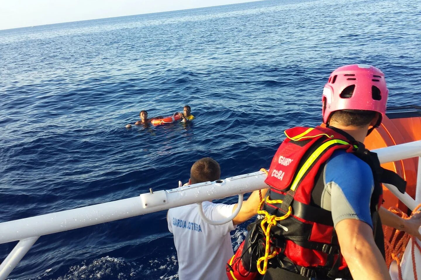 Спасатель на море. Турецкие спасатели на море. Спасатель лето. Спасатель на море фото. Спаслись в море