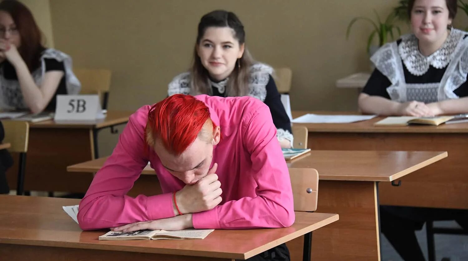 В школах проходят егэ. Егэ девушка. экзамен в школе егэ. экзамены в 9 классе. школьники после егэ.