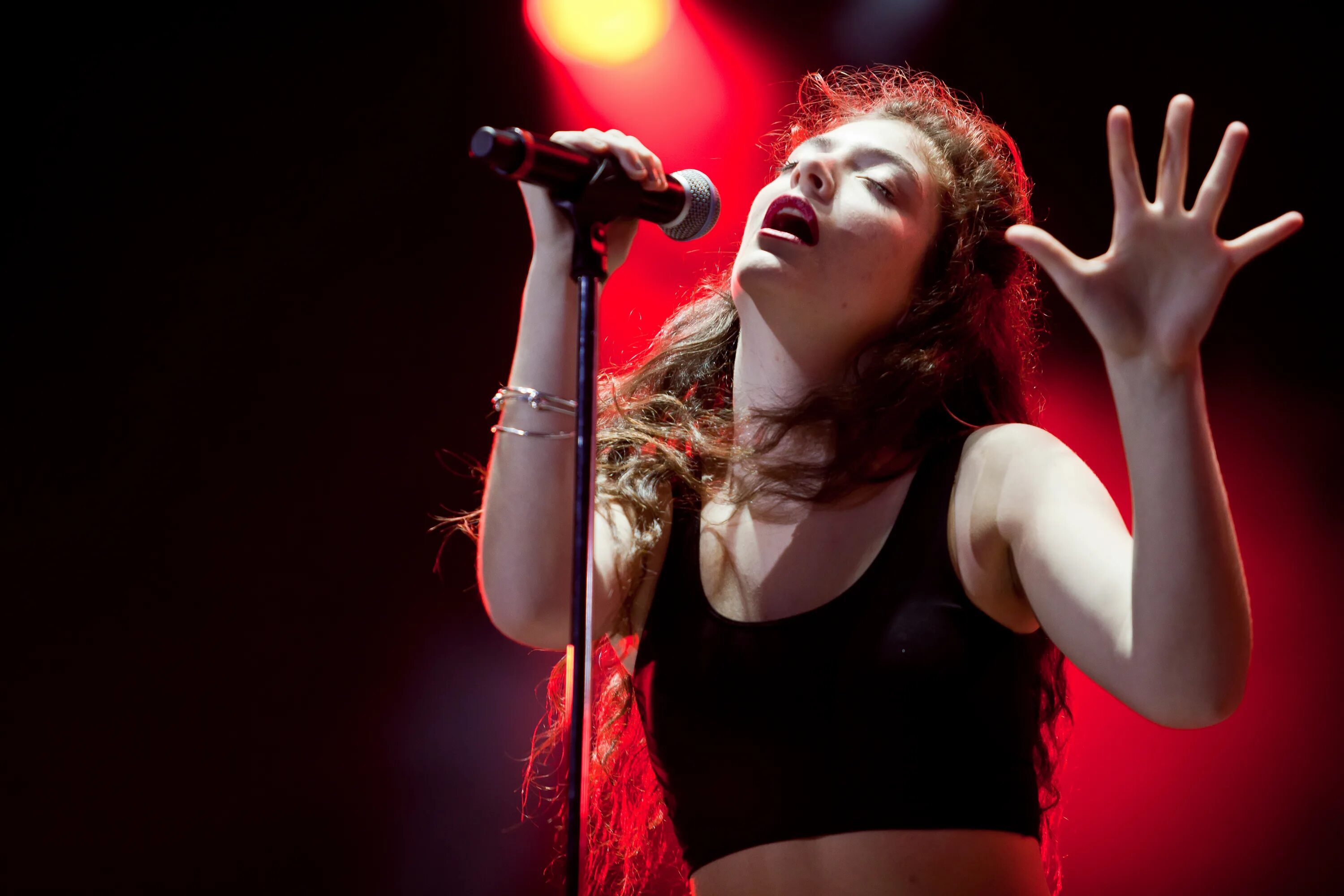 Lorde исполнительница. Lollapalooza певица. O Connor певица. Поет на сцене. Новинки девушка поет