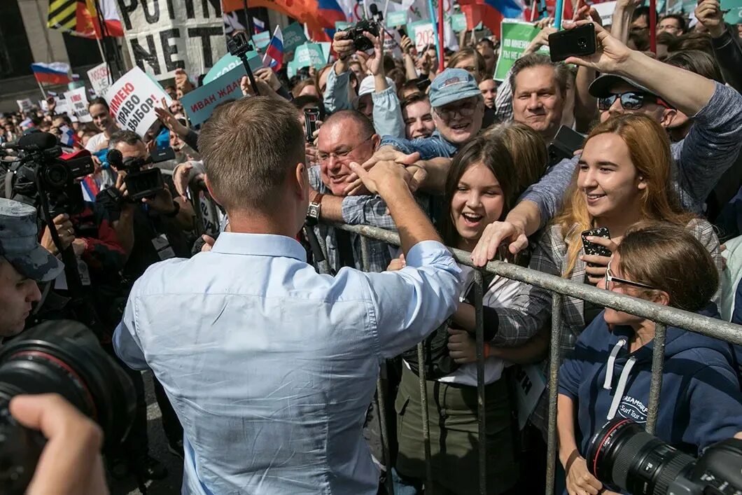 Выступление на митинге 9. Выступление на митинге. выступающие на митинге на улице. выступление на митинге картинка. политик выступает на митинге.