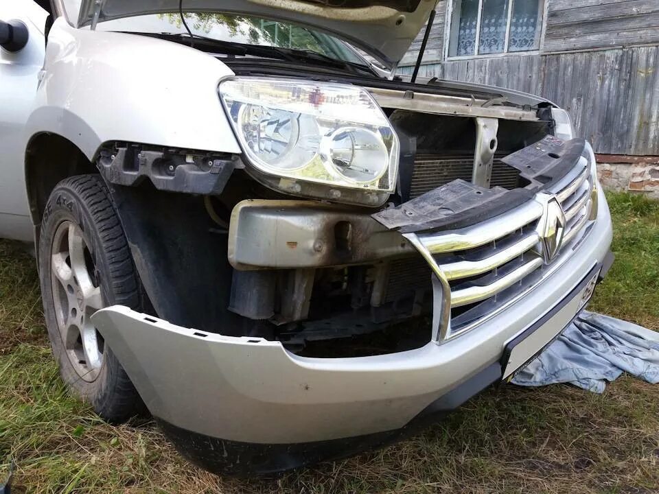 Снять решетку дастер. Renault duster без переднего бампера. рено дастер без бампера 2013 год. renault duster 1.6 без бампера. renault duster снятие бампера.