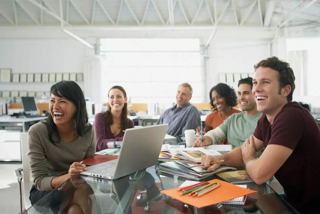 Марк цукерберг facebook. Команда цукерберга. Молодежь в офисе. Сергей брин и ларри пейдж. Сотрудники компании google.