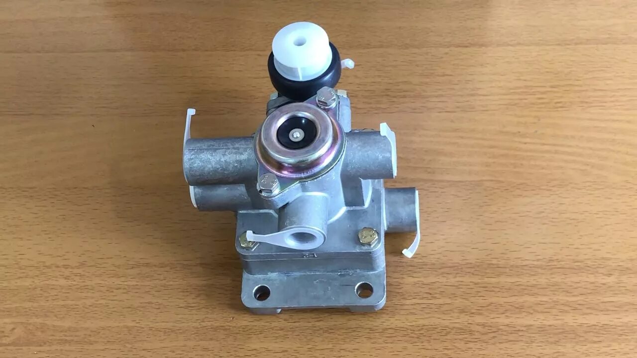 Камаз 5410 главный тормозной кран на раме. Шипит главный тормозной маз. 35. Кран тормозной 100-3514008. Главный тормозной кран камаз 5490.