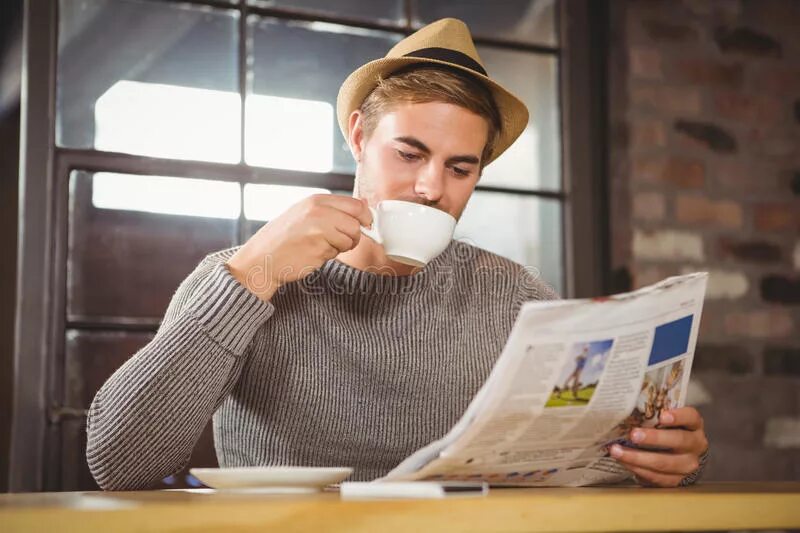 Читаю книги пью кофе. Человек с газетой. Мужчина газета кофе. Парень с газетой. Человек читает газету.