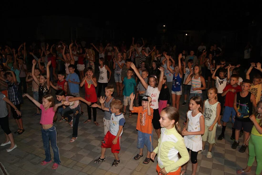 Анапа детский лагерь звездочка. Детская дискотека лагерь. Дискотека в летнем лагере. Дискотека в детском лагере. Дискотека в лагере.