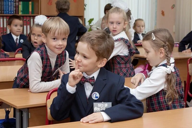 Школьники младших классов. Класс с учениками. Первоклассники на перемене. Дети в школе. Перемена в школе 1 класс