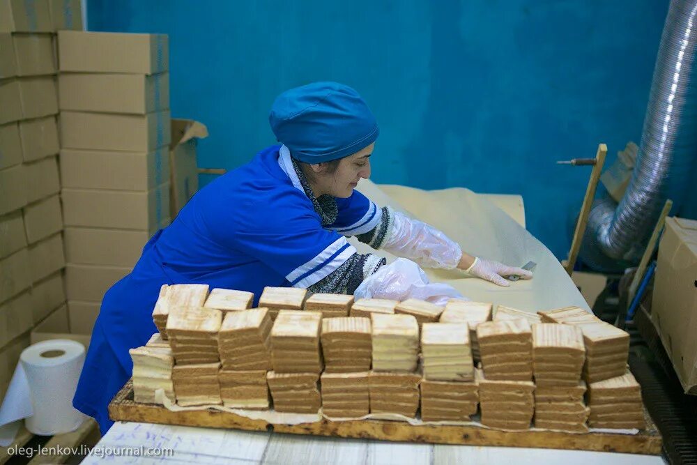 Фасовщик комплектовщик. Упаковщик. Упаковщица вахта. Упаковщик маркировщик. Упаковщик комплектовщик.