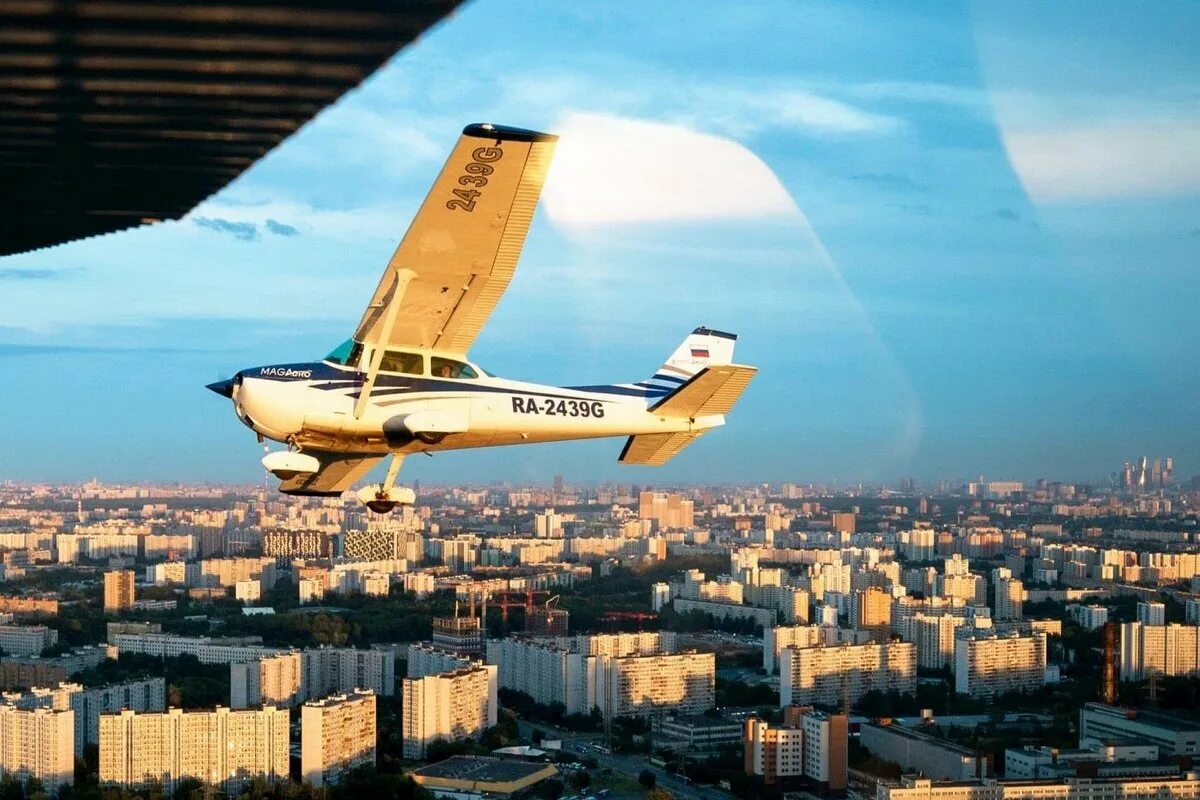 Аттракцион полет над москвой в парке зарядье. Лететь над москвой. Парк зарядье полёт над москвой. Аттракцион полет над россией в парке зарядье. Парк зарядье аттракцион полет.