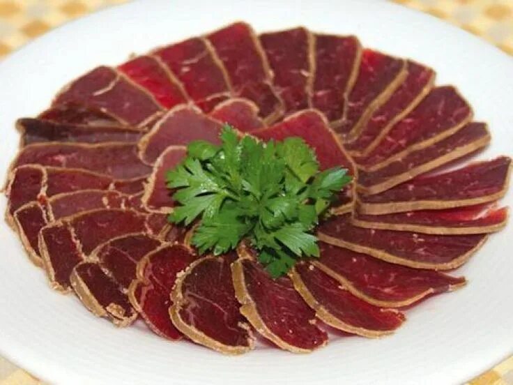 Мясная бастурма. Бастурма армянская. бастурма суджук. армянское мясо бастурма. бастурма сыровяленая армянская.