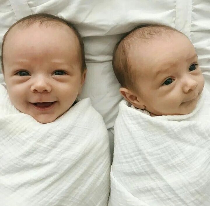 Дети близнецов. Двойняшки девочки. Одинаковые двойняшки. Месяц девочкам двойняшкам. Найти двойняшку.