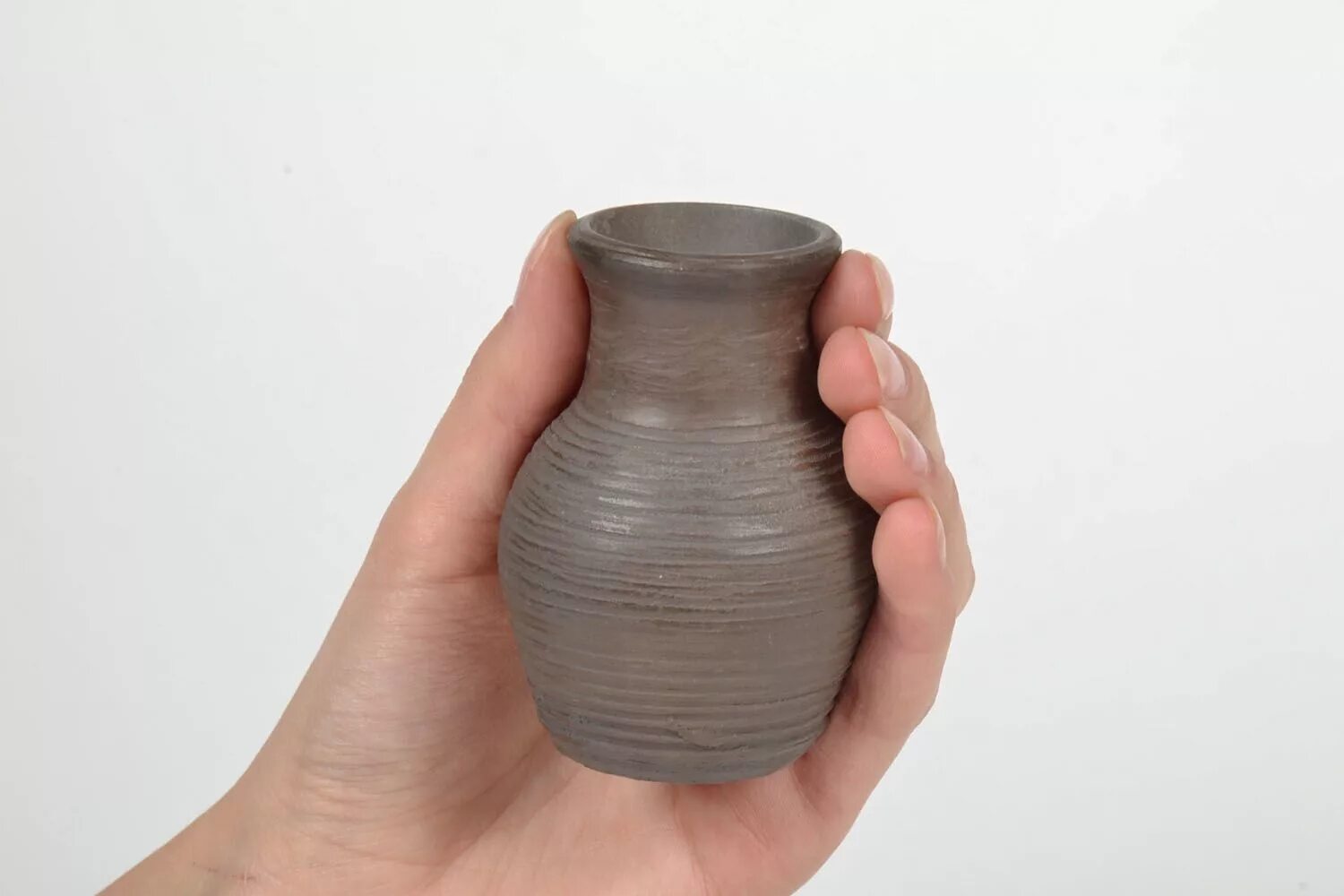 Лепить вазу. Вазы из глины. Глиняная вазочка. Лепка вазы из глины. Маленькие вазы из глины.