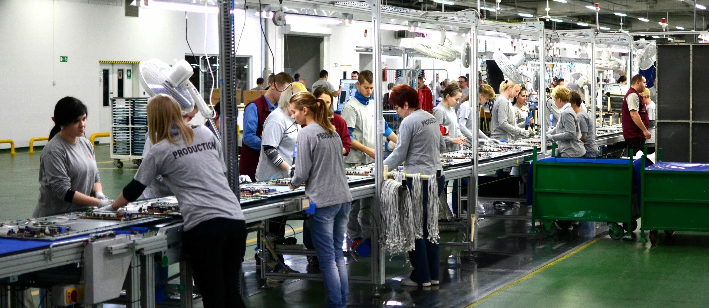 Женские проф. Ищу работу уборщицей. Вахтовый метод. Завод телевизоров lg в польше. Работница пекарни.