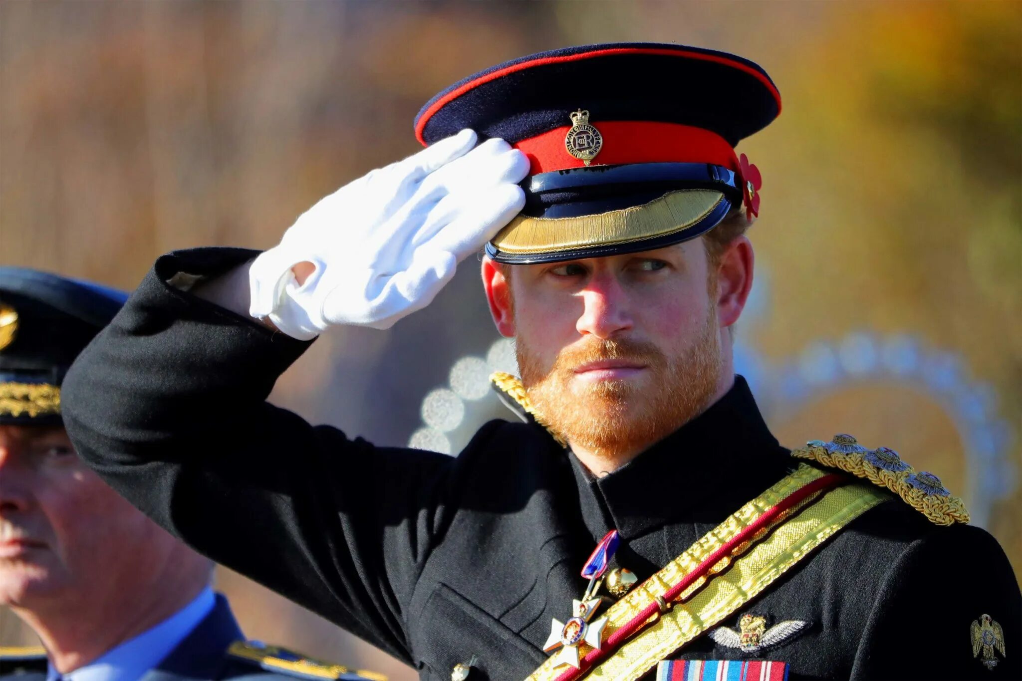 Военное приветствие или отдание почестей. Отдать честь. Военный отдает честь. Отдать честь. Военное приветствие или отдание почестей.