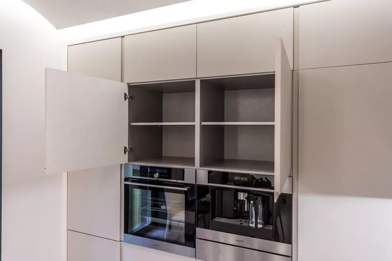 Механизм bortoluzzi eclipse. Шкафы с задвигающимися внутрь мебели фасадами bortoluzzi sistem: eclipse. Кухня с фрезеровкой фасадов белая. Распашной фасад кухни. Блюм aventos hf.