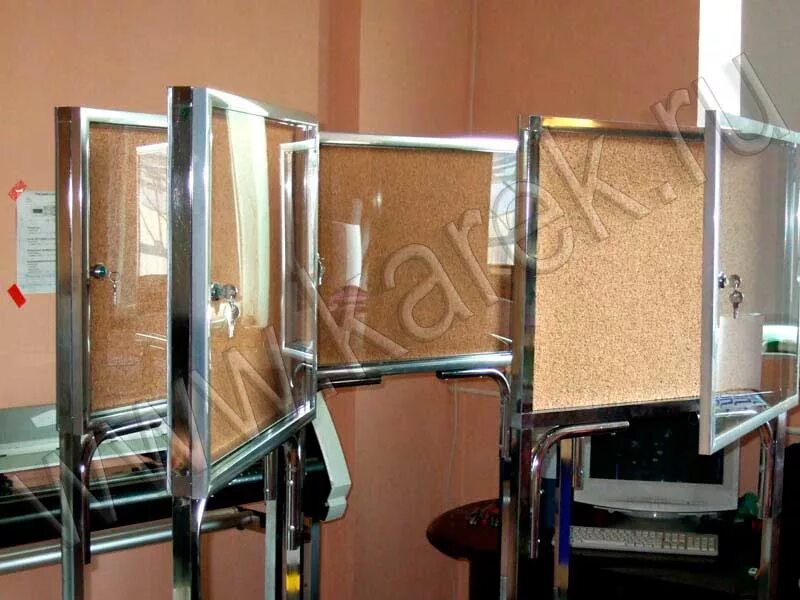 Стеклянный стенд. Информационный стенд стеклянный. Стенд со стеклом. Стенд информационный настенный с дверцей. Информационный стенд под стеклом.