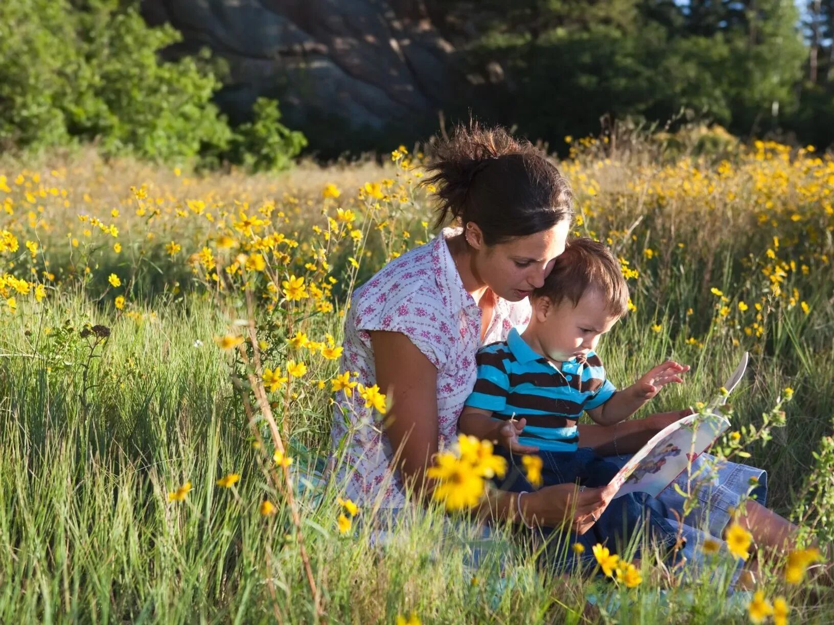 Мама с сыном читают книгу лето. Mother child reading book. Sun at afternoon. Boy with smartphone. Подруга сына книга