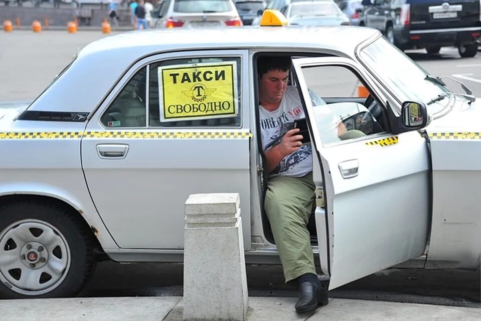 Бомбила сериал картинки. Бомбила 12 серия. Путин подрабатывал в такси. Бомбила 2011 сериал. Бомбила таксист.