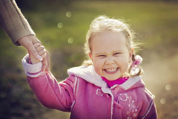 Счастливая девушка. Блондинка. Красивая женщина улыбается. Анжела линин. Задорная девочка.