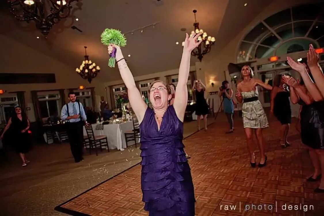 Девушка поймала букет невесты. Невеста кидает букет. Девушки ловят букет невесты. Девушки ловят букет невесты. Ловить букет на свадьбе.