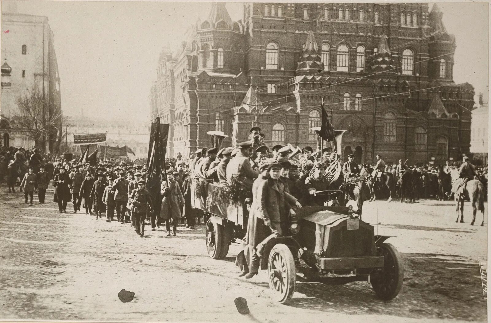 Москва после революции. Демонстрация 1 мая 1918 года Москва. Революция в Москве 1917. Октябрьская революция 1918. Красная площадь 1917.