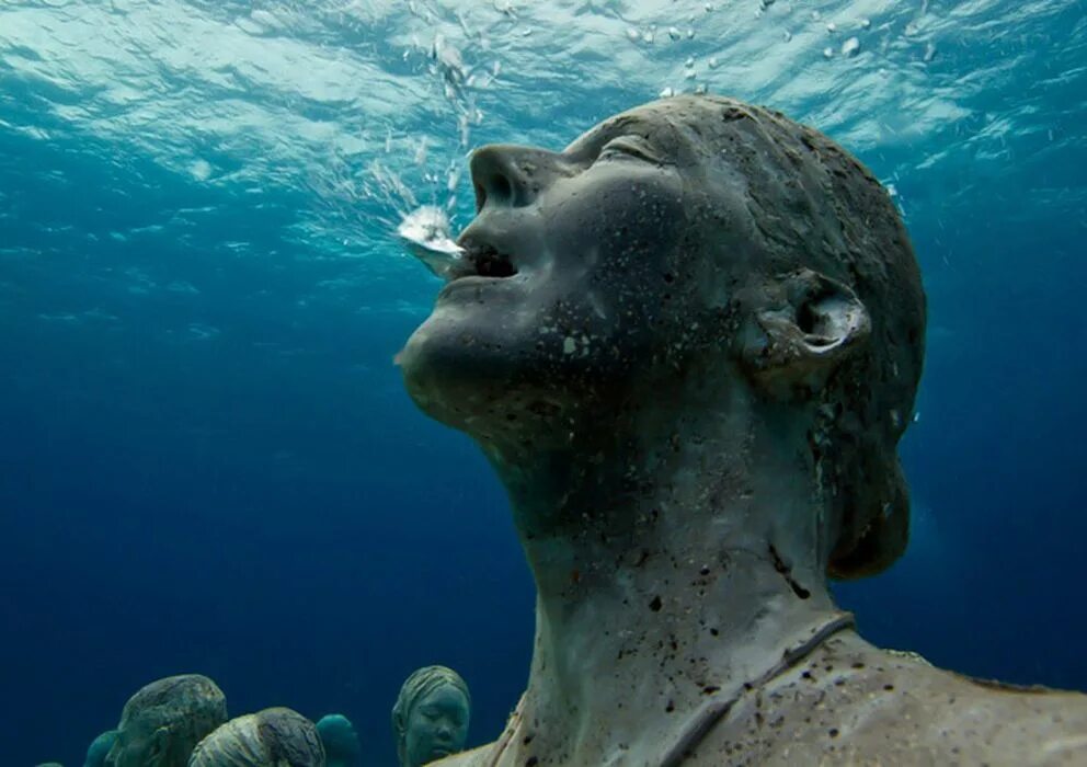 Тайный океанов. Музей подводных скульптур Мексика. Канкун Мексика подводный музей. Под водой. Страшный океан.