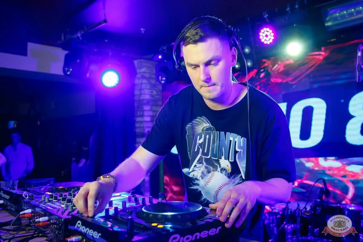 Cosmo skoro. Дж космо. dj cosmo skoro. диджей максимилианс казань. дж алекс космо 2025.