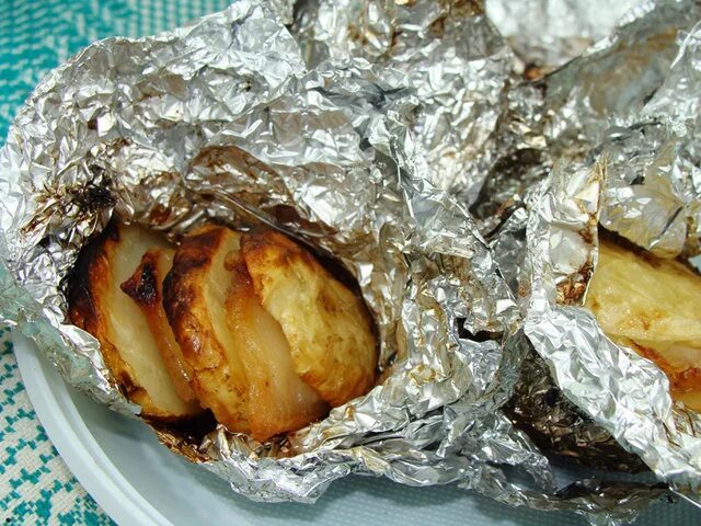 Картофель в фольге на углях. Картошка в фольге на мангале. Картошка в фольге на мангале в углях. Картошка запеченная в фольге на углях.