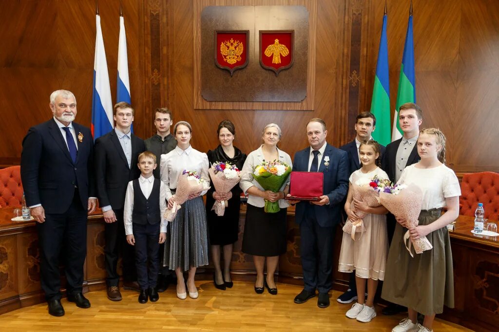 Награждение многодетных семей. Вручение ордена родительская Слава. Орден многодетным семьям. Многодетная семья орден родительская Слава.