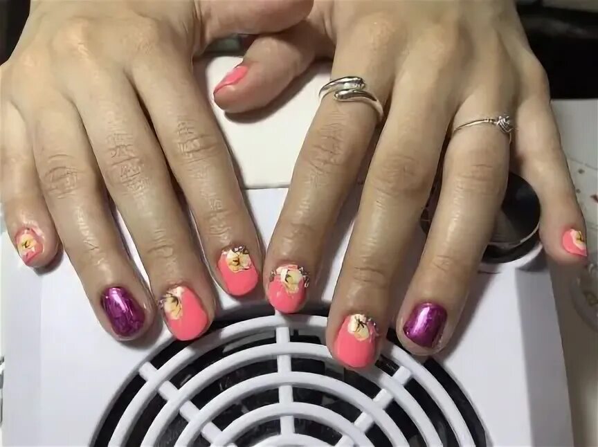 Ногти щербинка. Ногти щербинка. Фиалки на ногтях. Маникюр щербинка. Ногти щербинка.