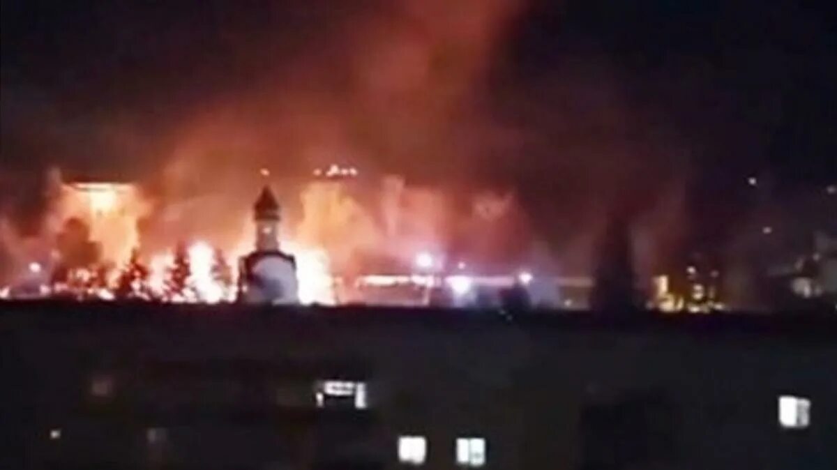 Горящая техника РФ В Сумах. Страшные кадры с Украины. Взрывы в Конотопе сейчас. Жилой дом горит Украина.