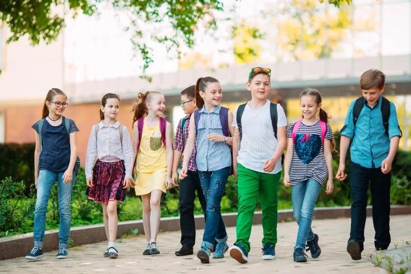 Иду кидс. Иду кидс. Школьники бегут из школы. Иду кидс. Children go to school.
