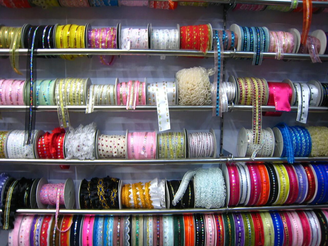 Рукоделие могилев. Бисер разноцветный. Магазин рукодельница петрозаводск. Рукоделие могилев. Магазин рукоделия.