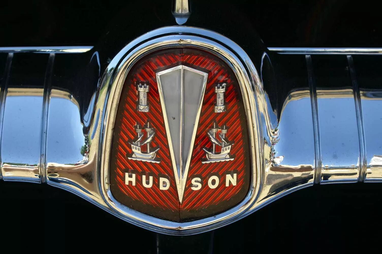 Автомобиль с логотипом v